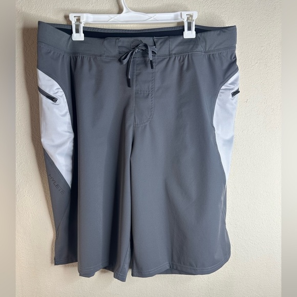 HYLETE VERGE SHORTs Grey 11” Linerless 
Size Men's XXL 
Excellent condition - Picture 1 of 2